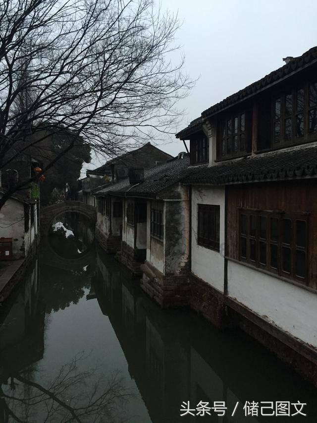 瑞丽杂志引领潮流,VOSS眼镜概念店开启奢华新纪元!